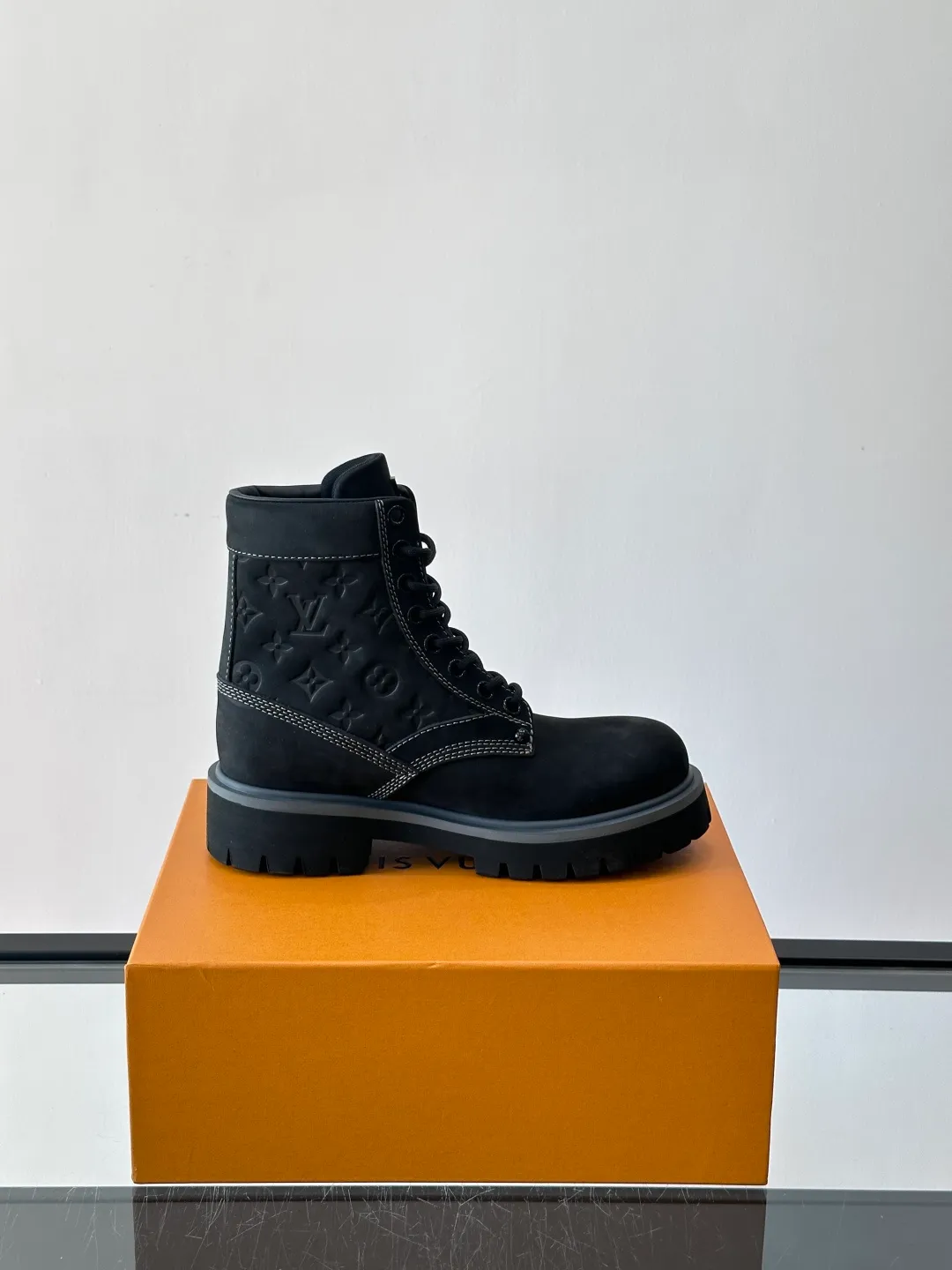 [L Home] Top P: 920💰 Size: 39-44 (45 can be customized) LOUIS VUITTON Louis Vuitton ss25 LV Donkey brand new thick-soled lace-up big-toe shoes men's casual shoes high-top short boots. These boots are crafted from top-grain calf leather for a lightweight and comfortable fit. The thick EVA outsole is embellished with eye-catching ridges, and the trendy attitude of being both strong and soft makes it an everyday choice. ✔Upper: imported first-layer cowhide ✔Lining: cowhide ✔Outsole: original molded outsole